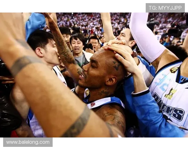 马布里与姚明的巅峰对决：篮球场上的传奇碰撞与友谊的升华